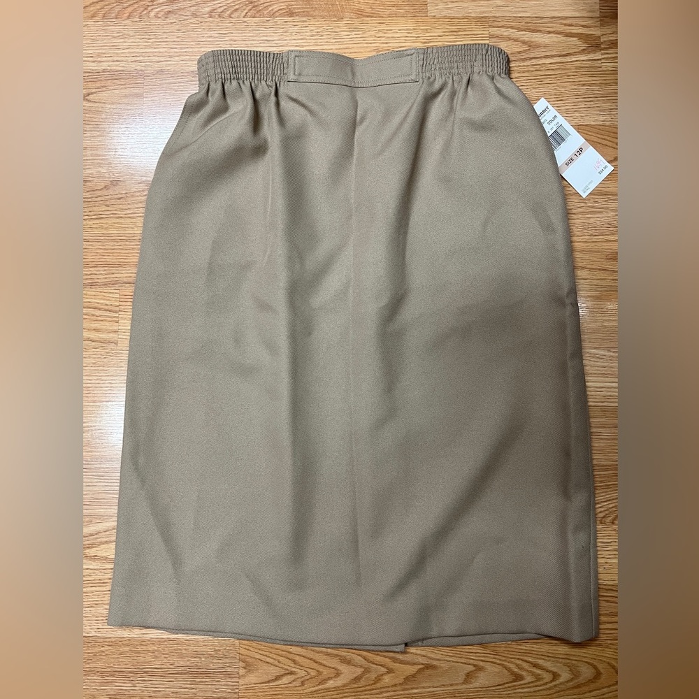 Brand new with tags Alfred dunner elastic waist skirt size 12 p 100% polyester